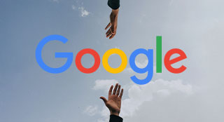 Zwei Hände stecken sich nach dem Google Signet aus
